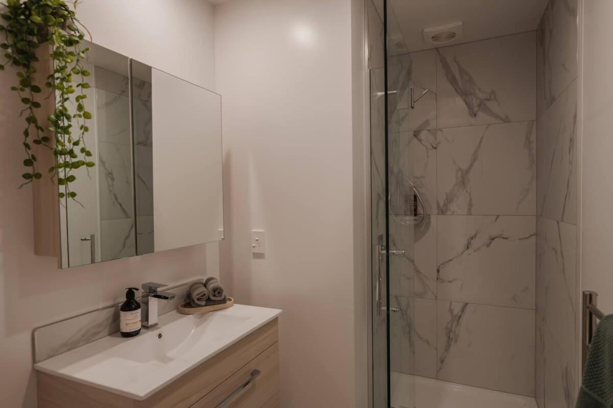 Casino Luxury Suite City Centre - Sleeps 5 Christchurch Exteriör bild